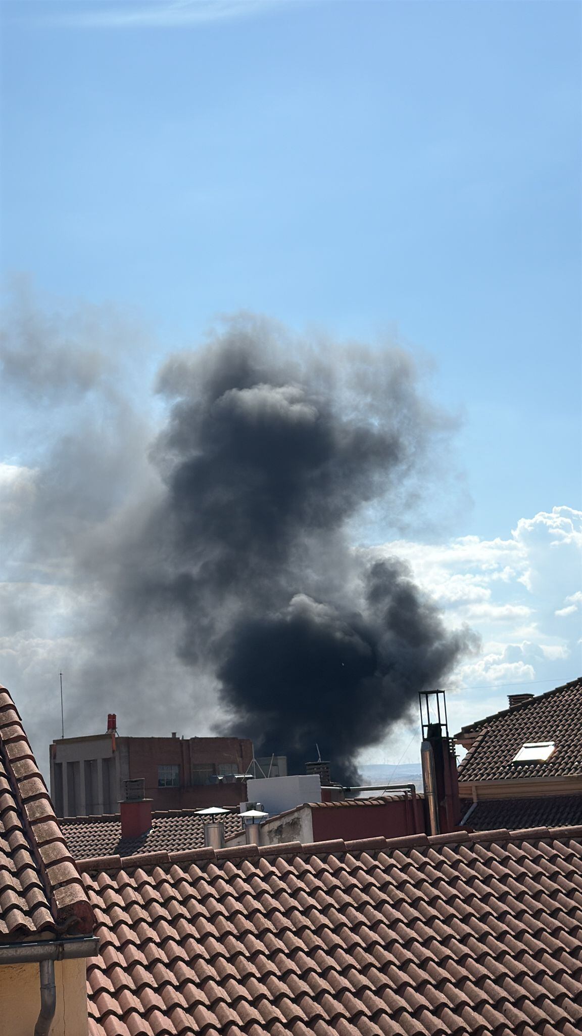 Humo procedente del incendio en una subestación eléctrica abandonada en Ávila/Cedida