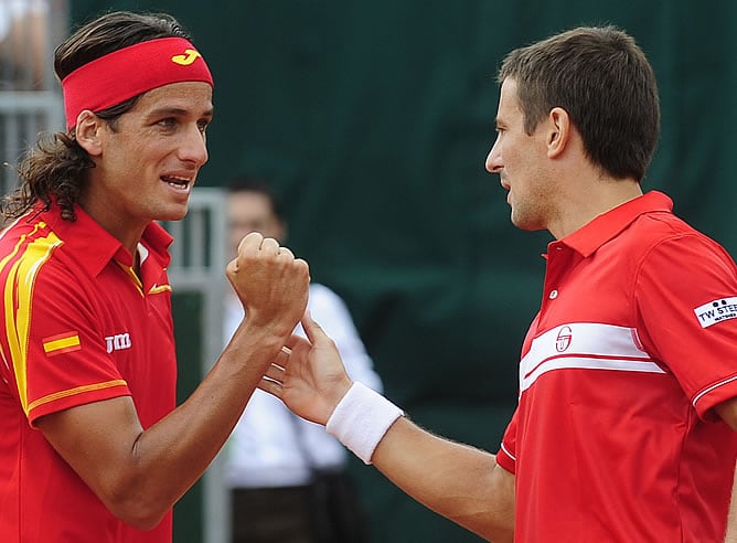 Feliciano López y Tommy Robredo celebran el triunfo español en las semifinales de la Davis