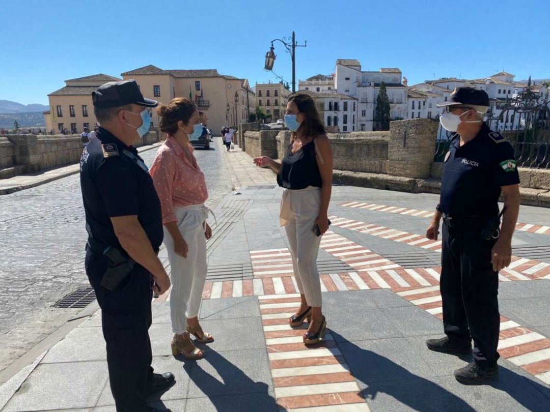 La alcaldesa, Mª Paz Fernández, junto con la concejal de Obras, Concha Muñoz y representantes de la Policía Local junto al Tajo