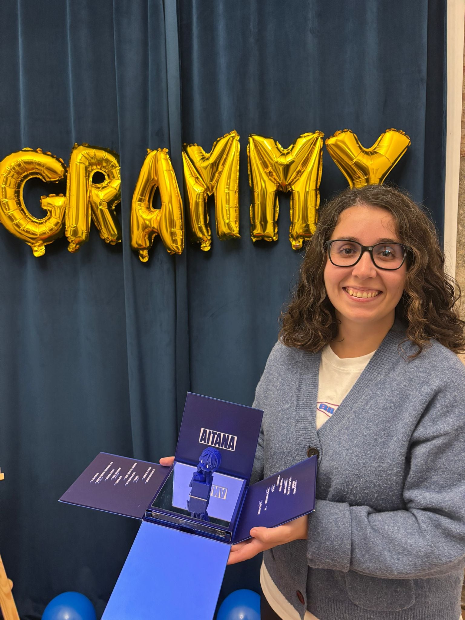 La aguileña Isabel Vicente García con el empaque del Álbum de Aitana