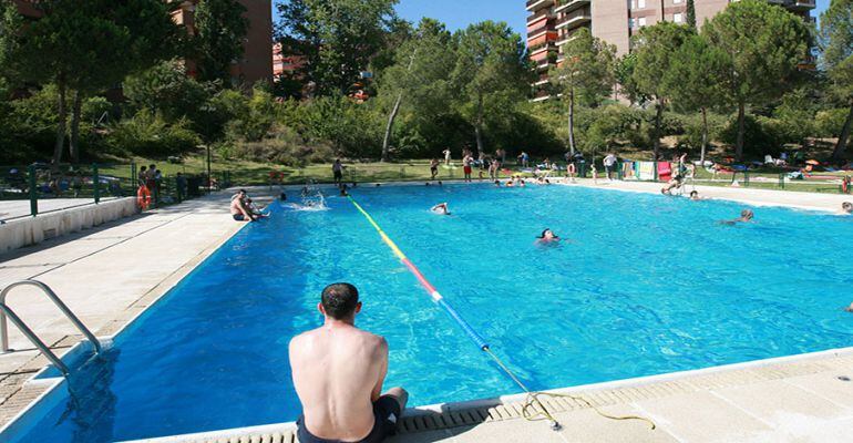 Vecinos disfrutando del verano en la piscina
