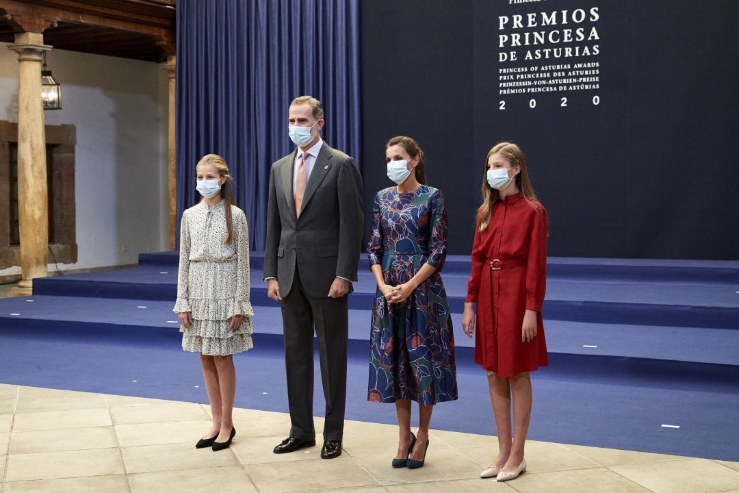 Los reyes junto a la princesa Leonor y la infanta Sofía antes de recibir a los premiados. 