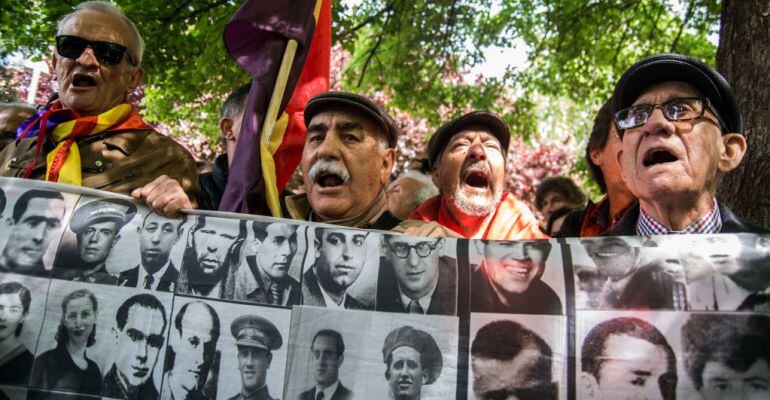 Represaliados franquistas en una manifestación en Madrid