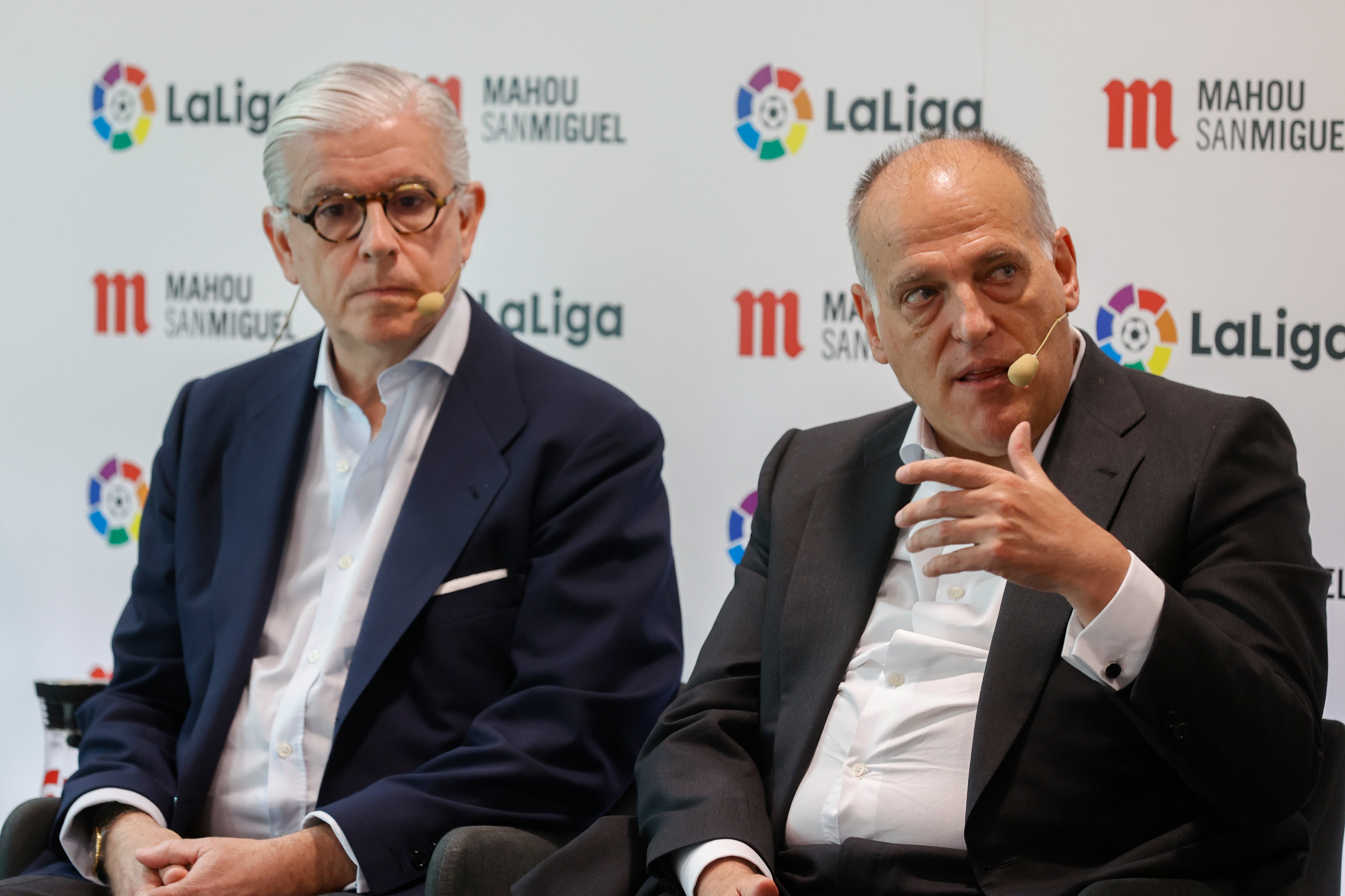 El presidente de LaLiga, Javier Tebas, y el director general de Mahou San Miguel, Alberto Rodríguez-Toquero. EFE / Javier Lizón