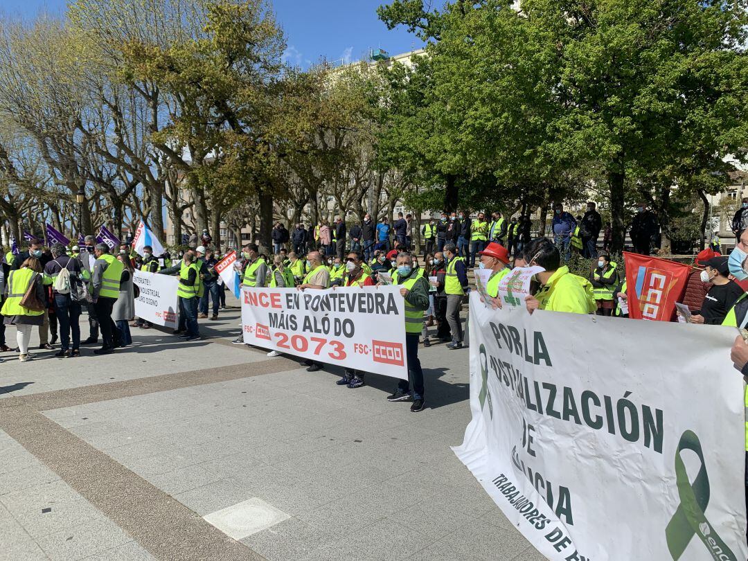 Imagen de recurso de una concentración de los empleados de ENCE delante de la Diputación de Pontevedra