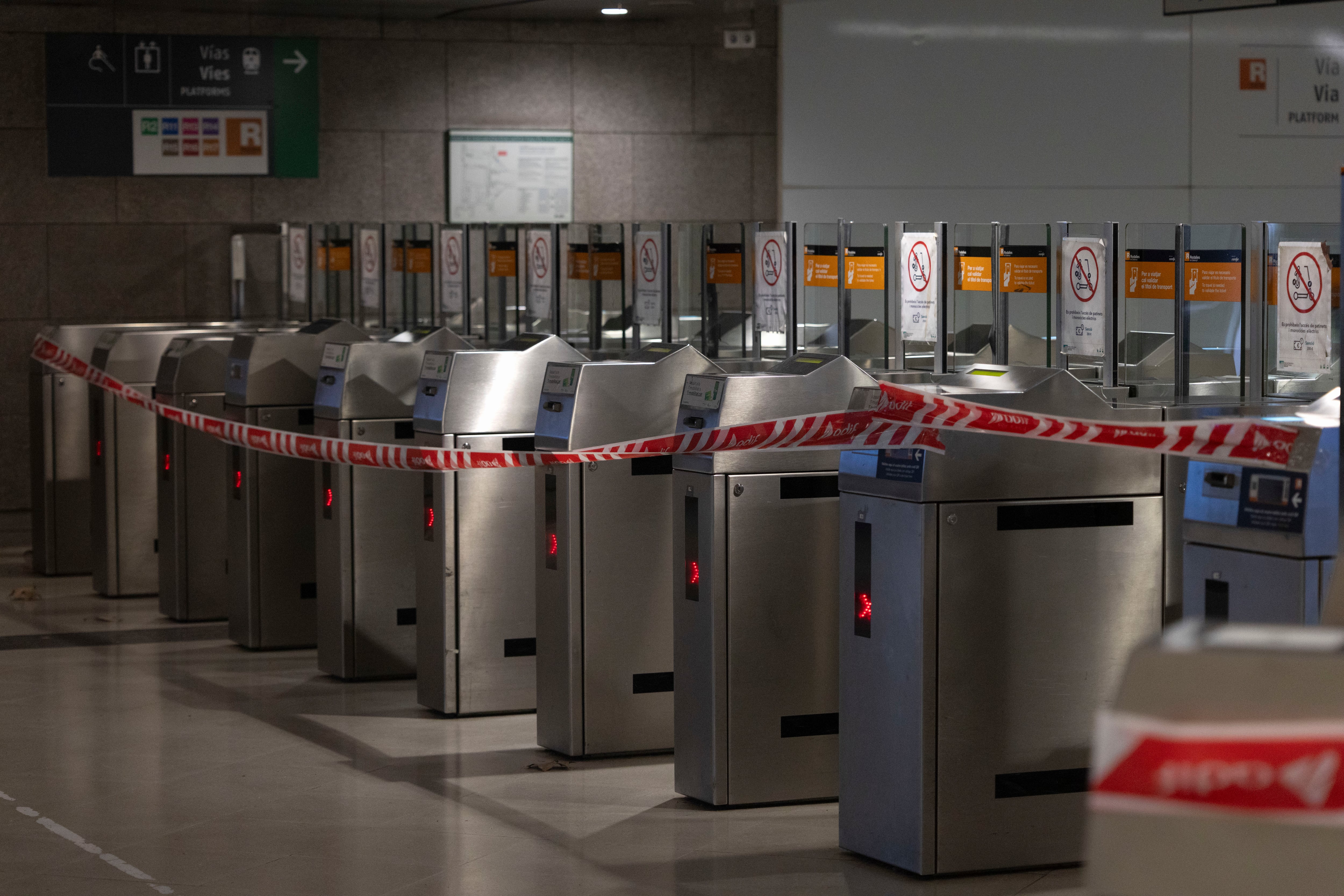 Aspecte de l'estació passeig de Gràcia hores després que s'aturés totalment el servei de Rodalies a Catalunya