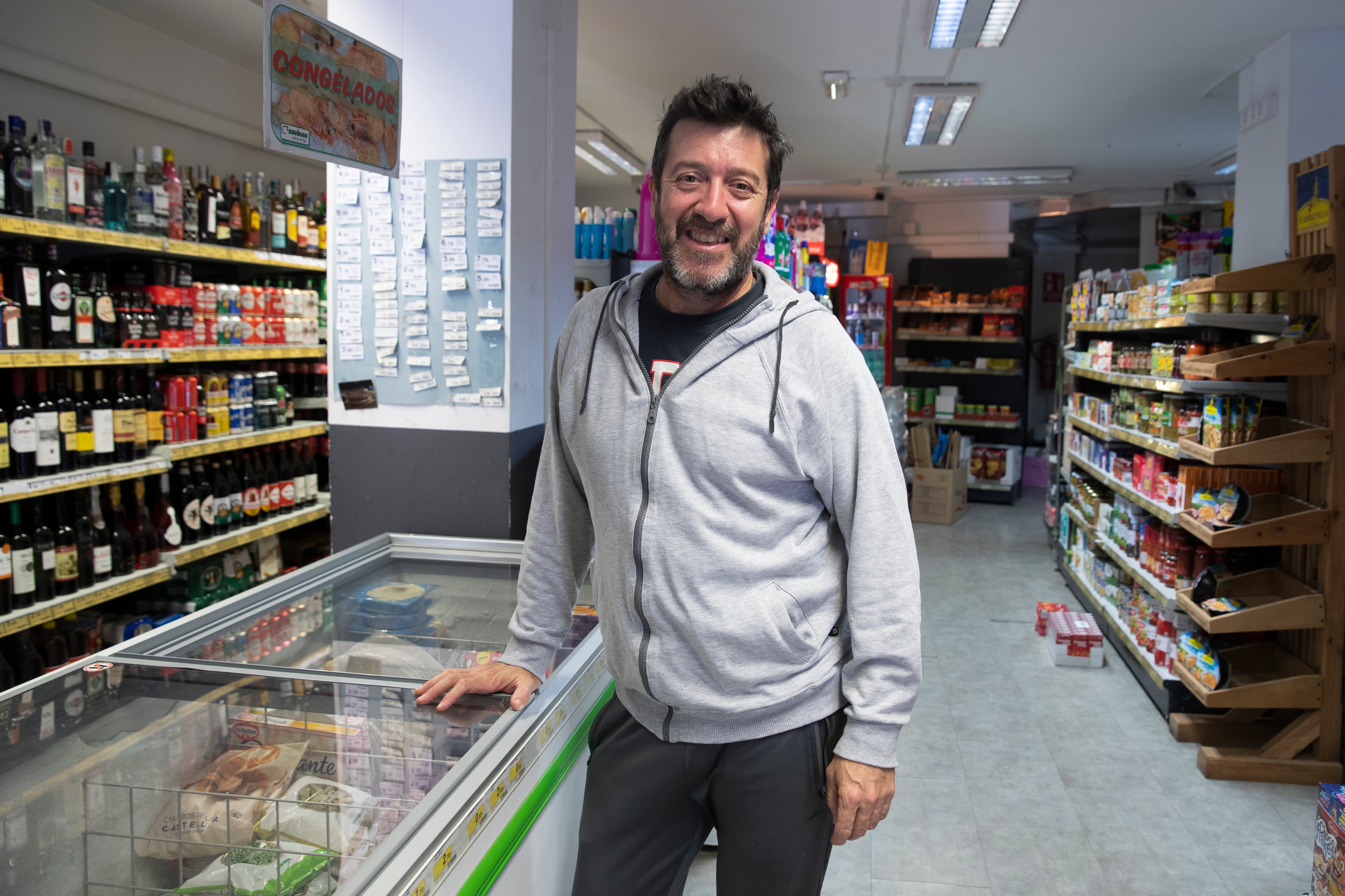 RINCÓN DE LA VICTORIA.MÁLAGA, 26/12/2022.- Leonardo Rubén Rodríguez posa en el interior de su trabajo. Leonardo, argentino de 47 años, trabaja en la hostelería y en una pequeña tienda de alimentación. Vive en Rincón de la Victoria (Málaga) desde abril. La provincia de Málaga ha rebasado por primera vez los 1,7 millones de habitantes, tras sumar casi 22.000 nuevos residentes en solo un año. Málaga, con su capital a la cabeza, se ha convertido en una de las regiones españolas más atractivas para vivir. Su clima templado, el mar, su dinamismo económico, su ambiente cosmopolita, las buenas conexiones de transporte, su amplia oferta cultural o su consagración como polo de empresas tecnológicas han hecho de ella el destino ideal. EFE/Jorge Zapata.
