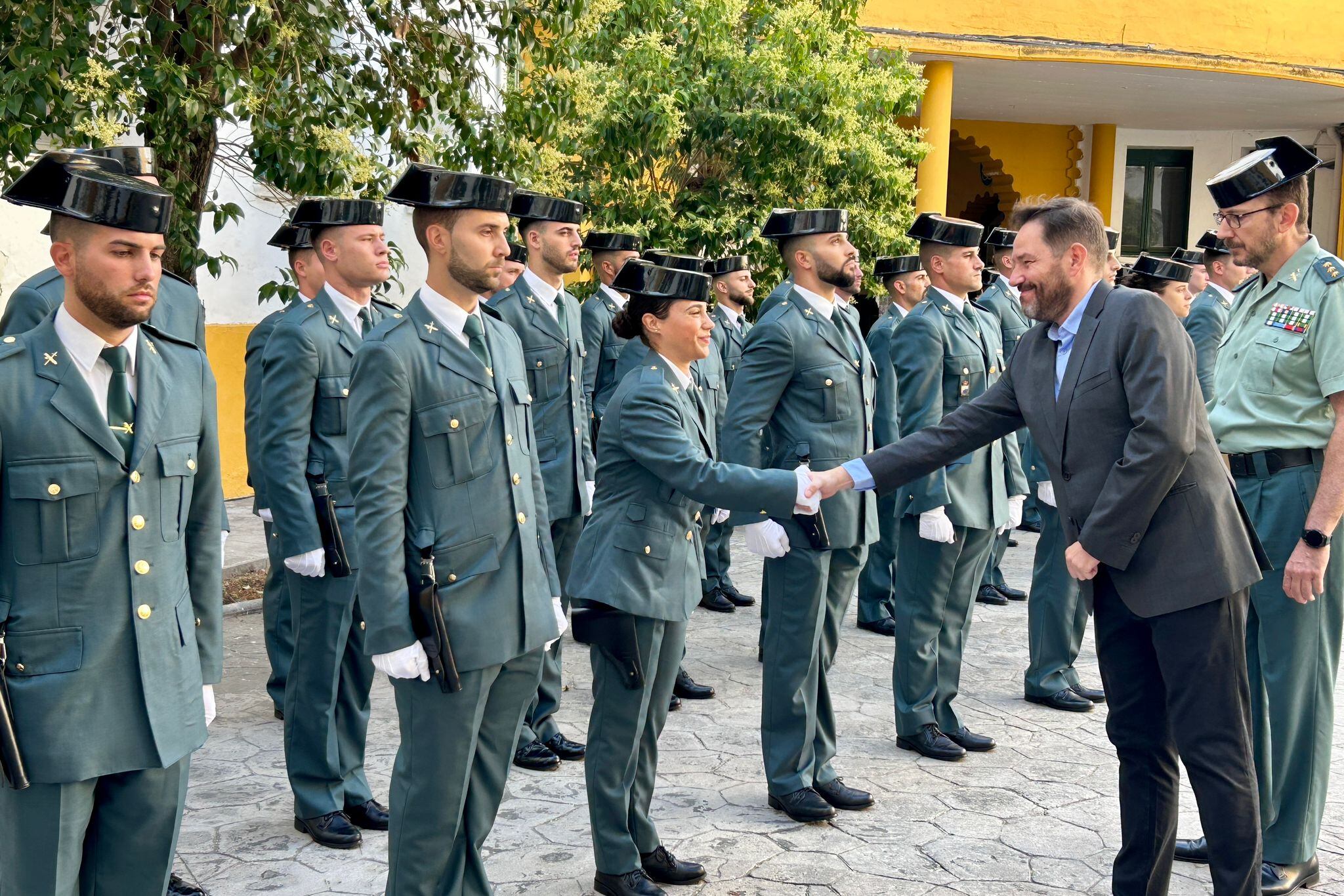 El subdelegado del Gobierno, David Broceño, saluda a una de las guardias en formación