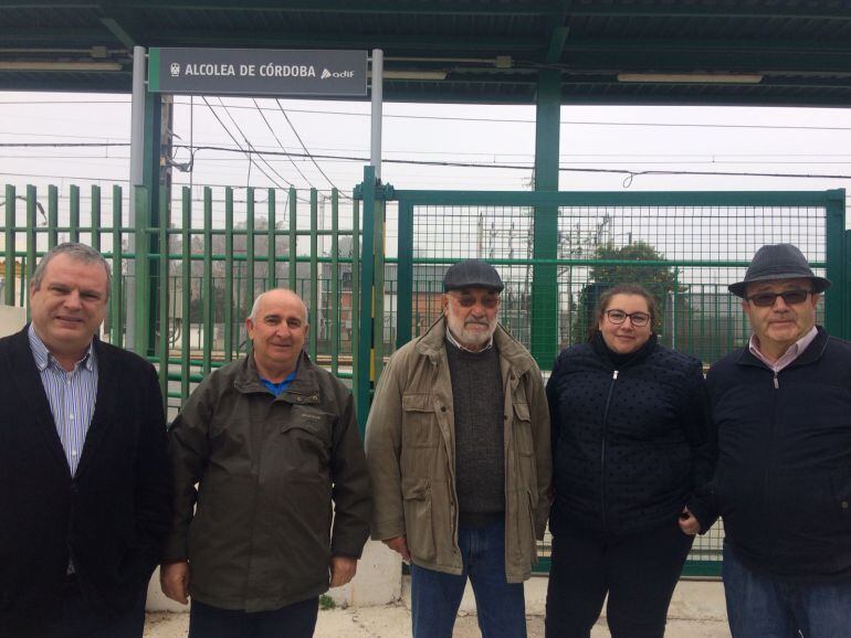 Los representantes vecinales de Alcolea junto a la estación del Cercanías