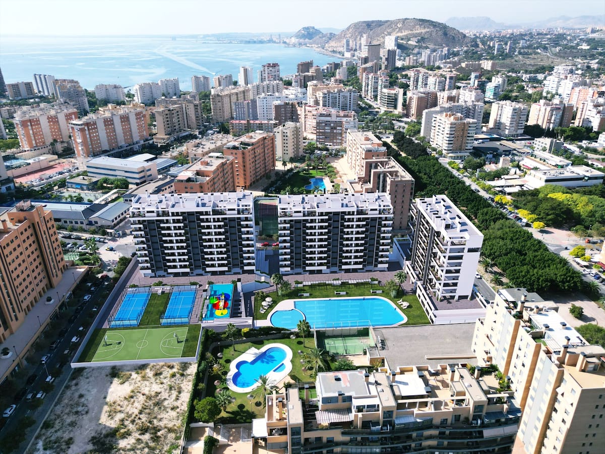 La mujer del director de gabinete de la Consellera de Turismo también obtuvo uno de los pisos de VPP de la playa de San Juan