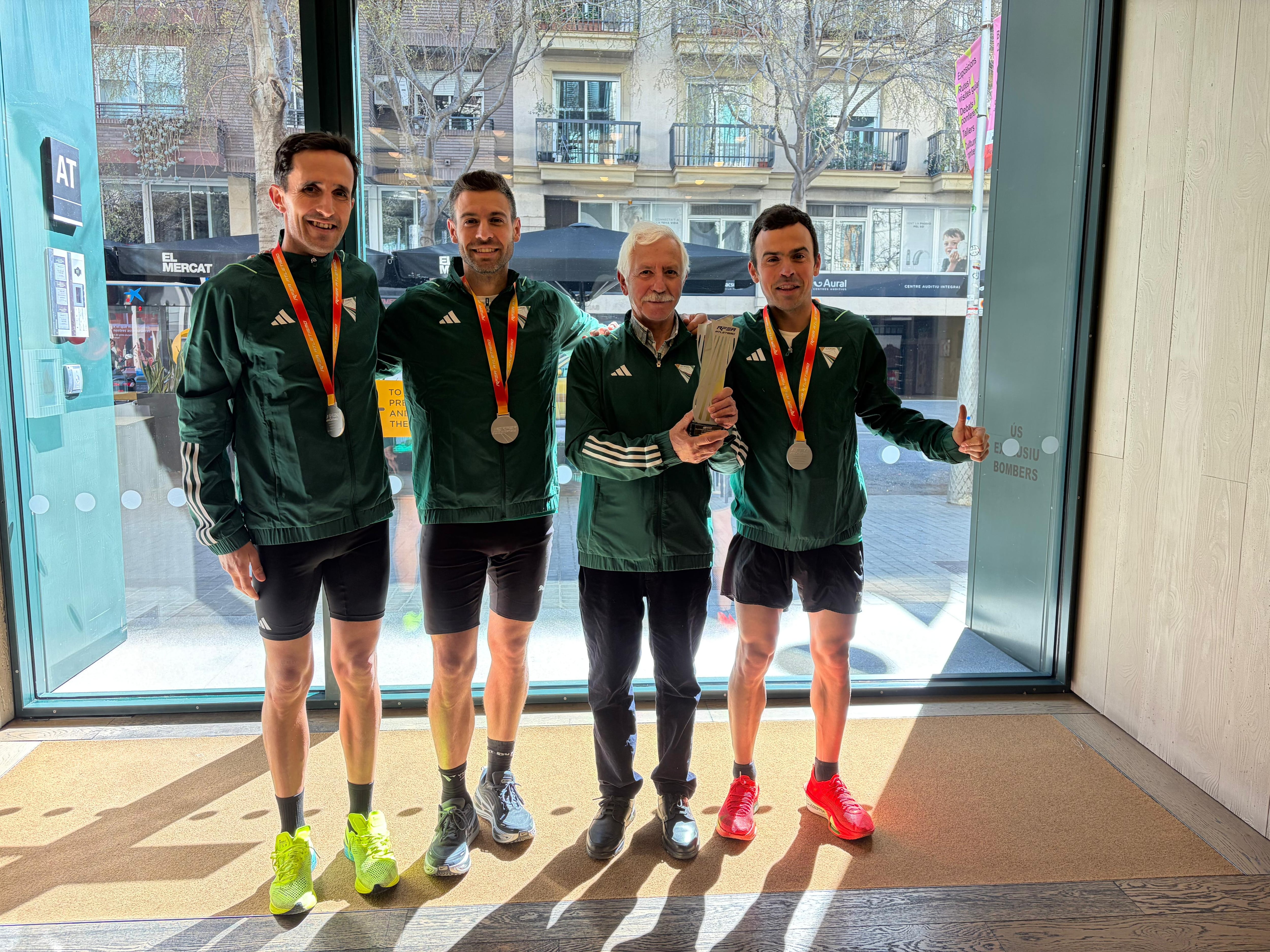 Los Puyuelo con su padre y su compañero Castro