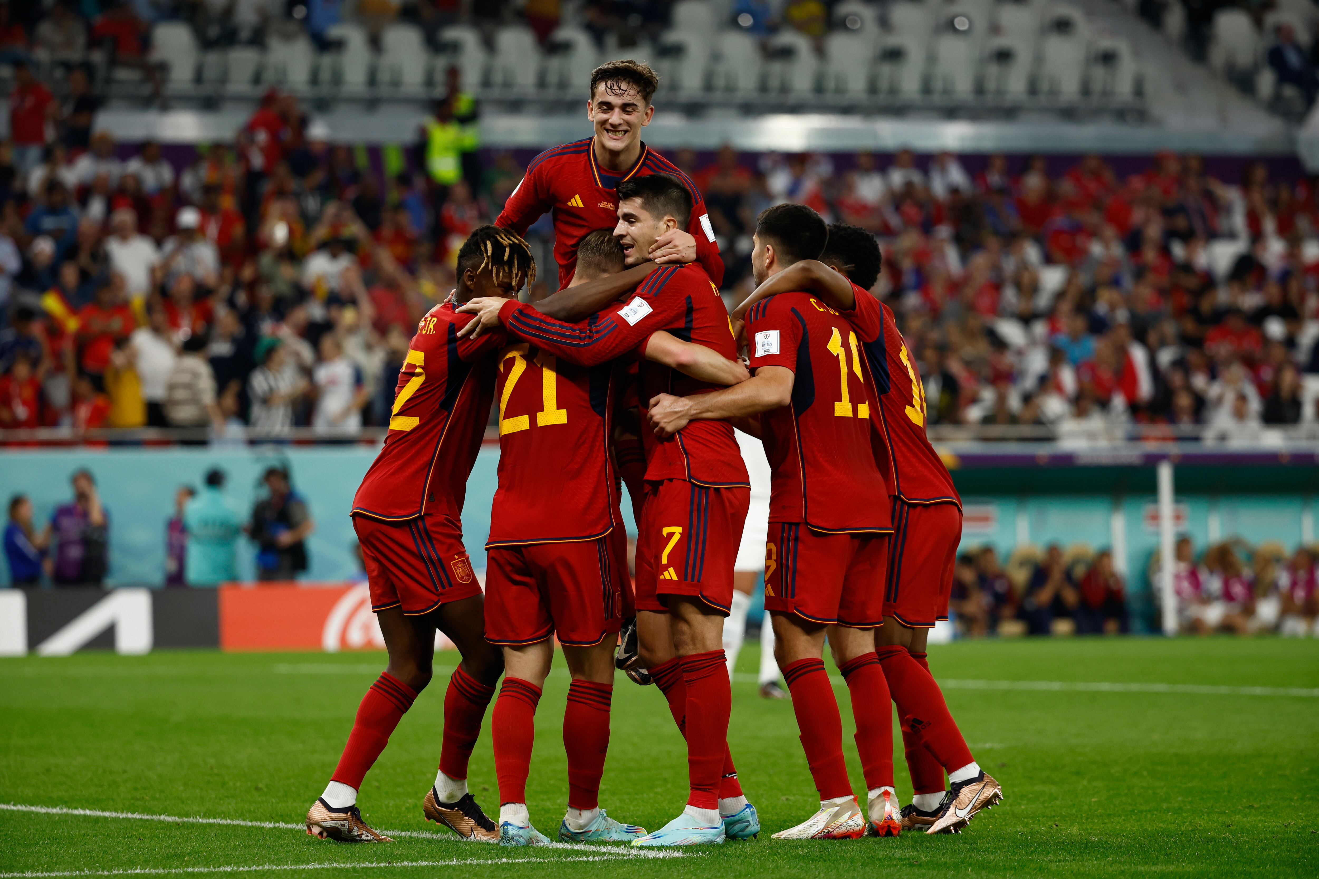 Jugadores de España en la celebración de uno de los goles anotados en un partido de la fase de grupos del Mundial de Fútbol de Qatar 2022. EFE/José Méndez