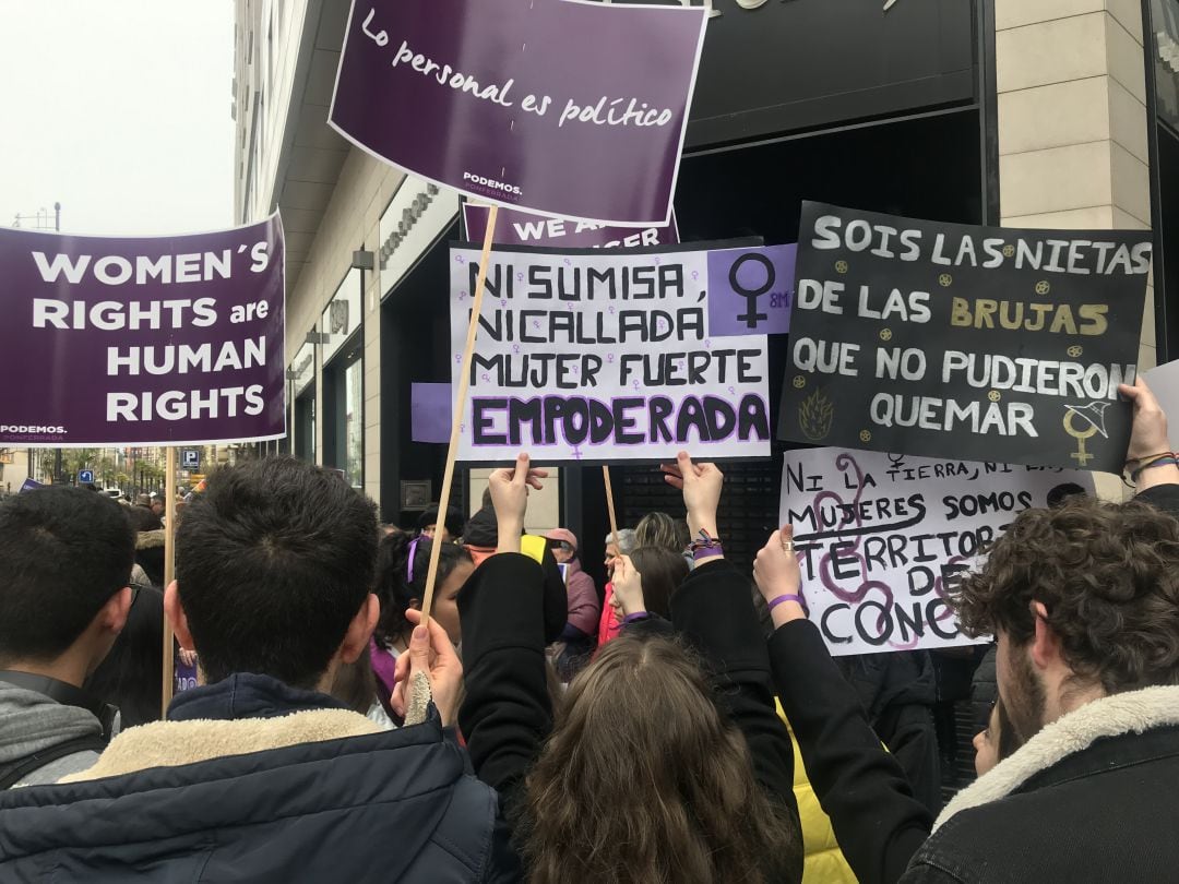 Los  más jóvenes pusieron voz a los mensajes de la manifestación del 8-M en Ponferrada