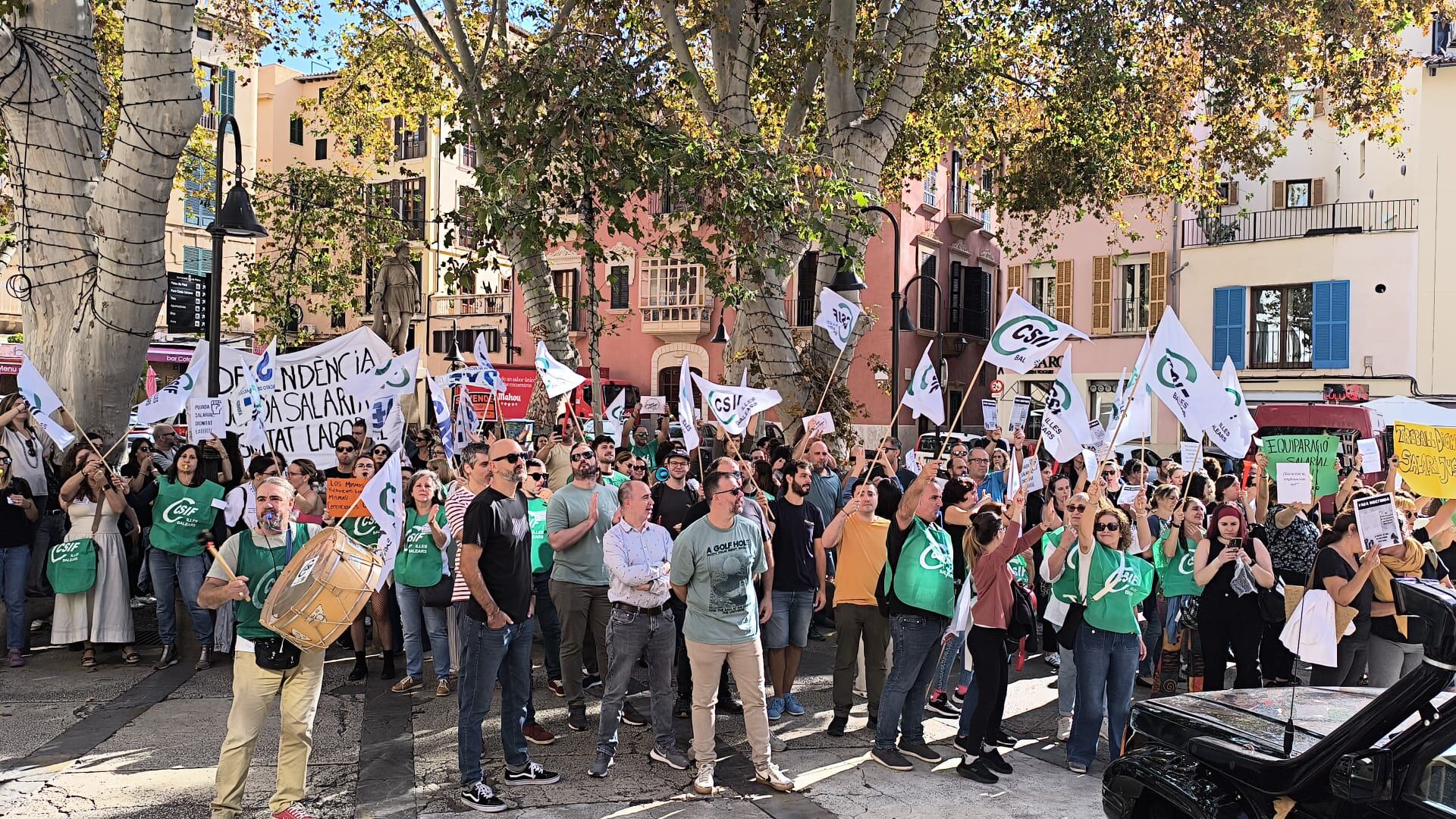 Imagen de la concentración de los trabajadores frente a la conselleria d'Afers Socials