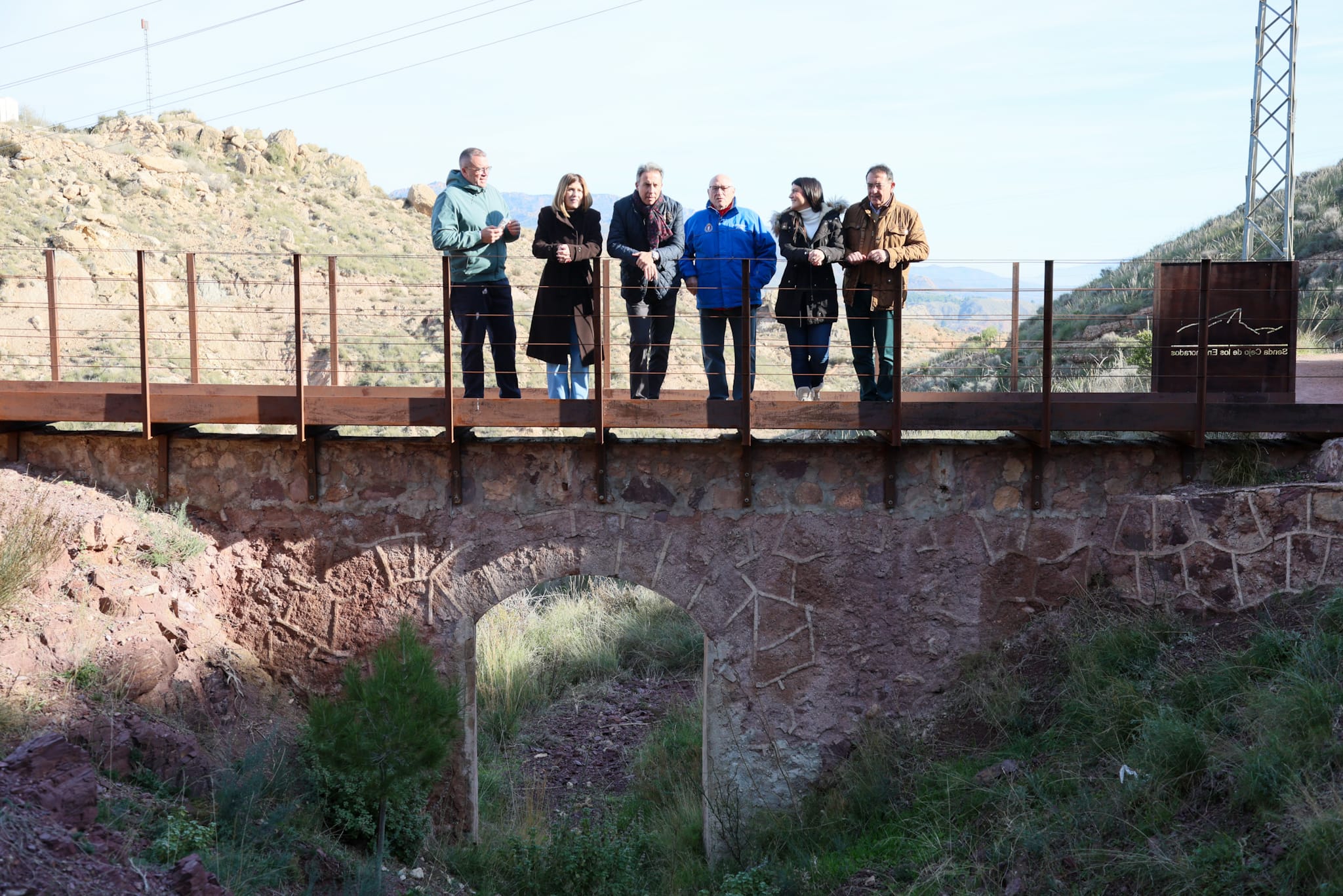 Parte del equipo de Gobierno en una de las pasarelas del Cejo de los Enamorados de Lorca