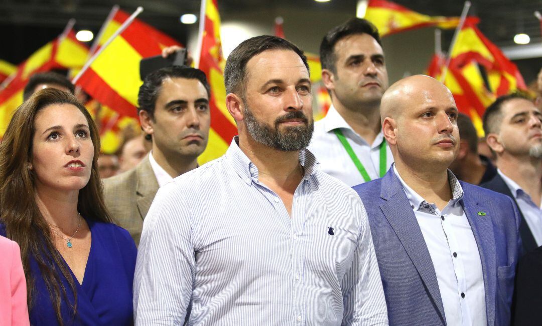 La diputada de Vox, Rocío de Meer, el presidente Santiago Abascal y diputados del partido.