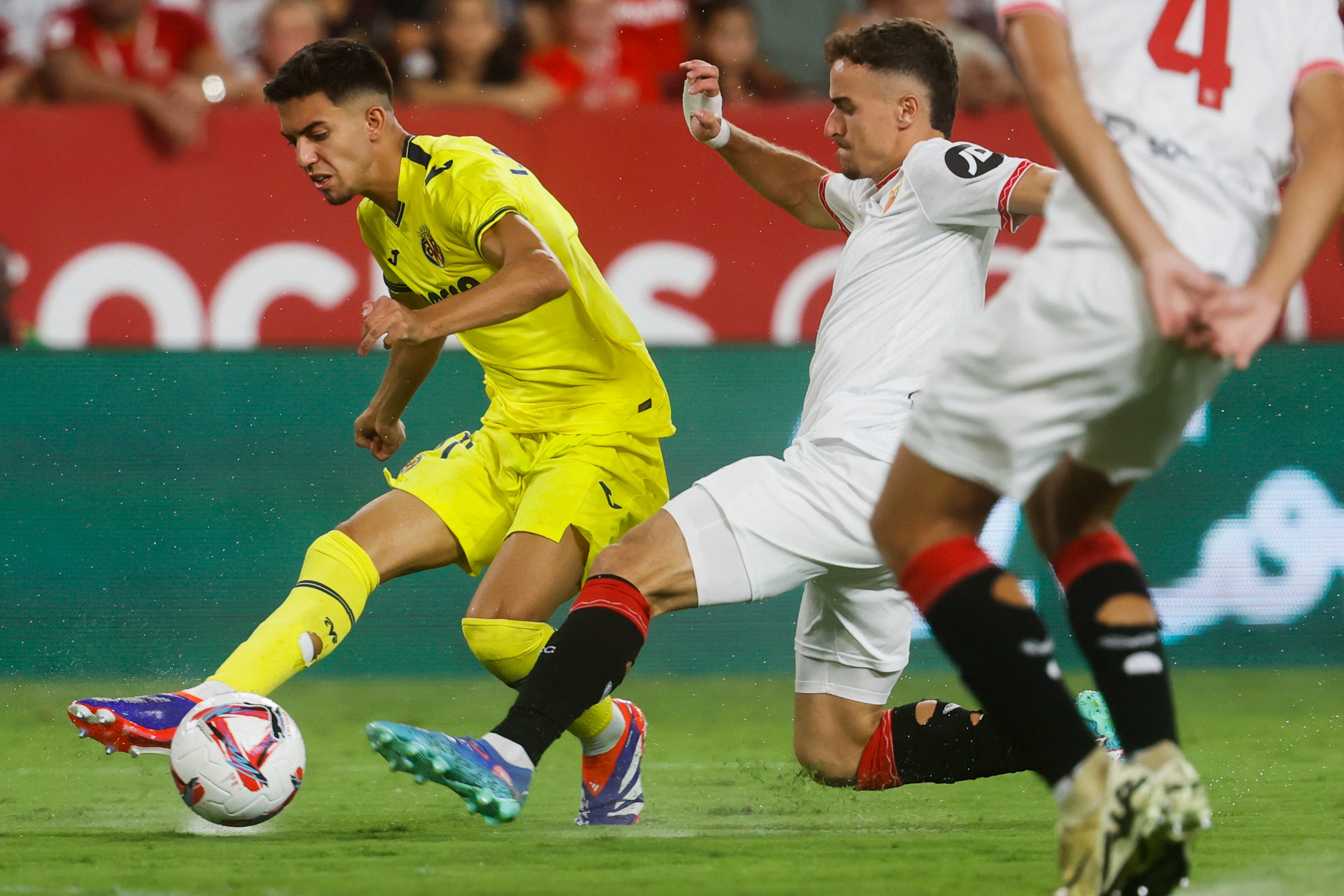 SEVILLA, 23/08/2024.- El centrocampista del Villarreal Ilias Akhomach (i) juega un balón ante Adriá Pedrosa, del Sevilla, durante el partido de LaLiga que Sevilla FC y Villarreal CF disputan este viernes en el estadio Ramón Sánchez-Pizjuán. EFE/José Manuel Vidal
