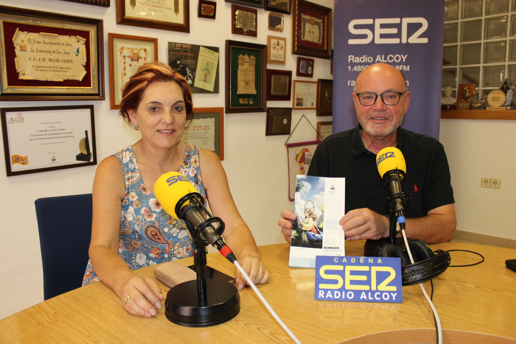 Reme Perelló i José Luis Llopis, en l&#039;estudi central de Radio Alcoy