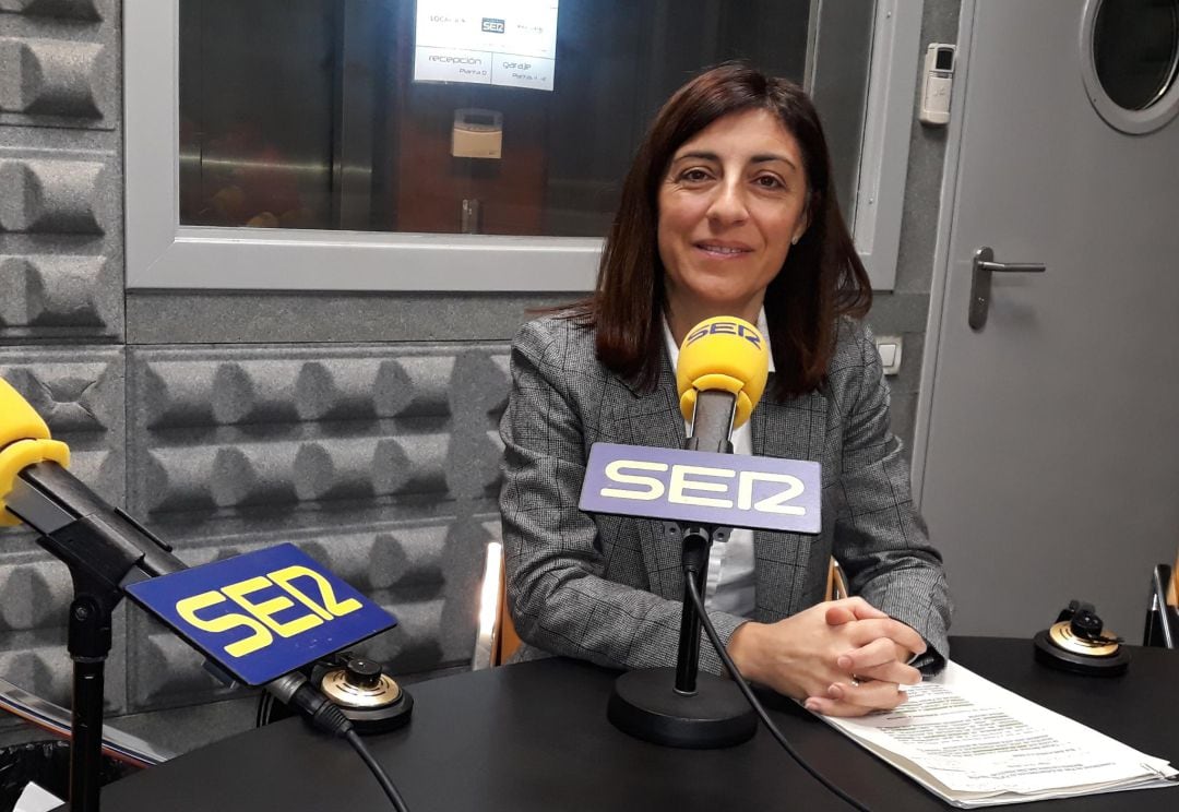 Ángeles Vázquez, conselleira de Medio Ambiente, en los estudios de Radio Vigo.