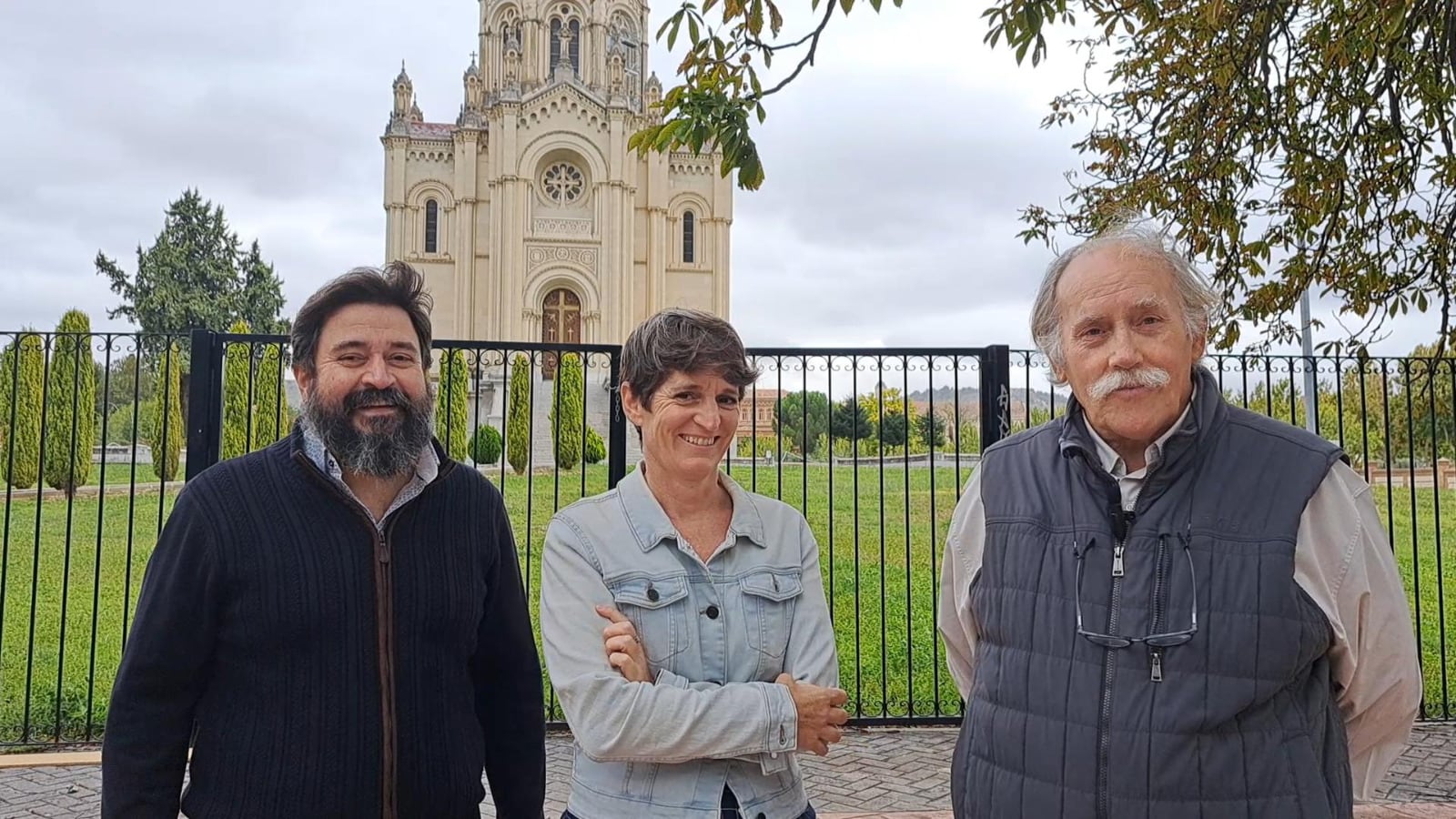 Miembros de Aike GU junto al panteón