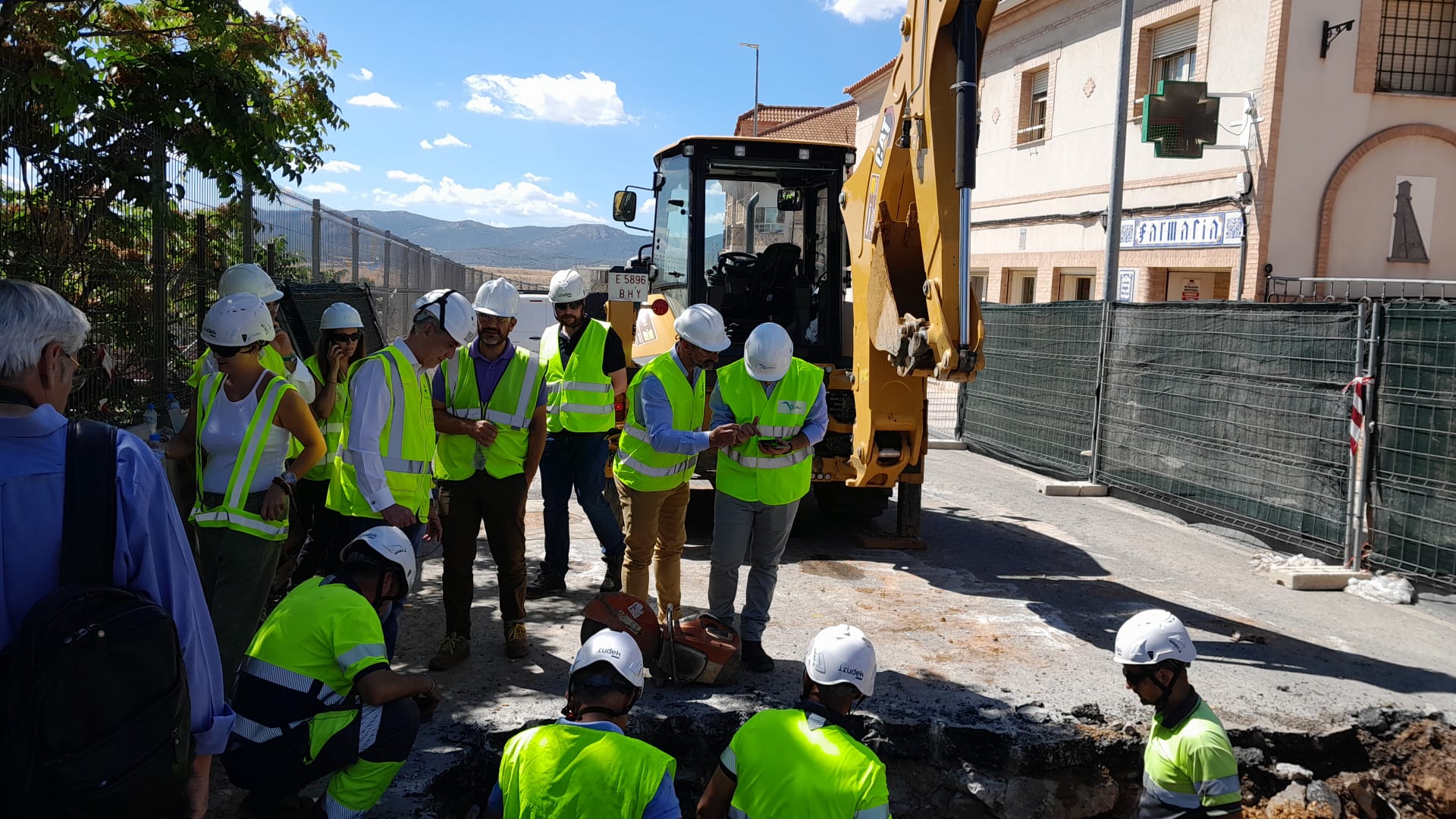 Personal municipal presente durante la reparación de la avería en la tubería