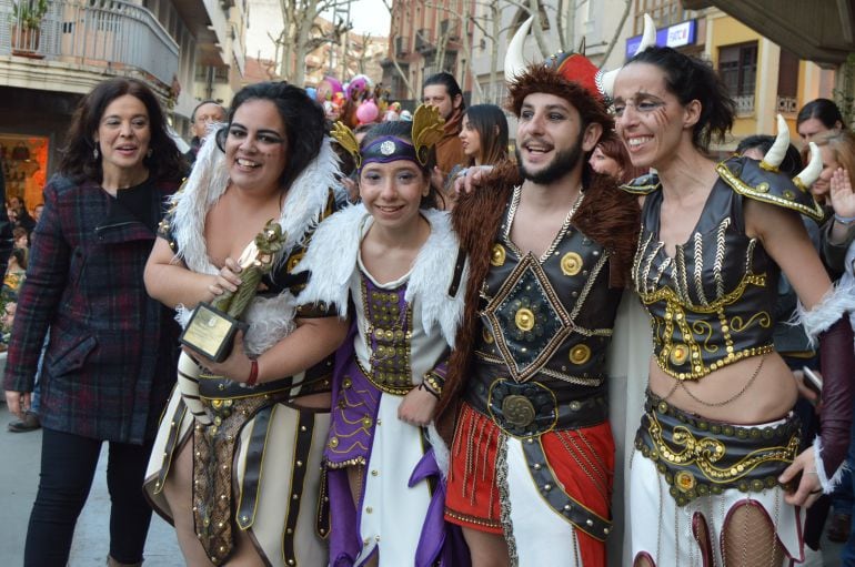 La alcaldesa de la capital hizo entrega del Arlequín de Oro a "los Vikingos"