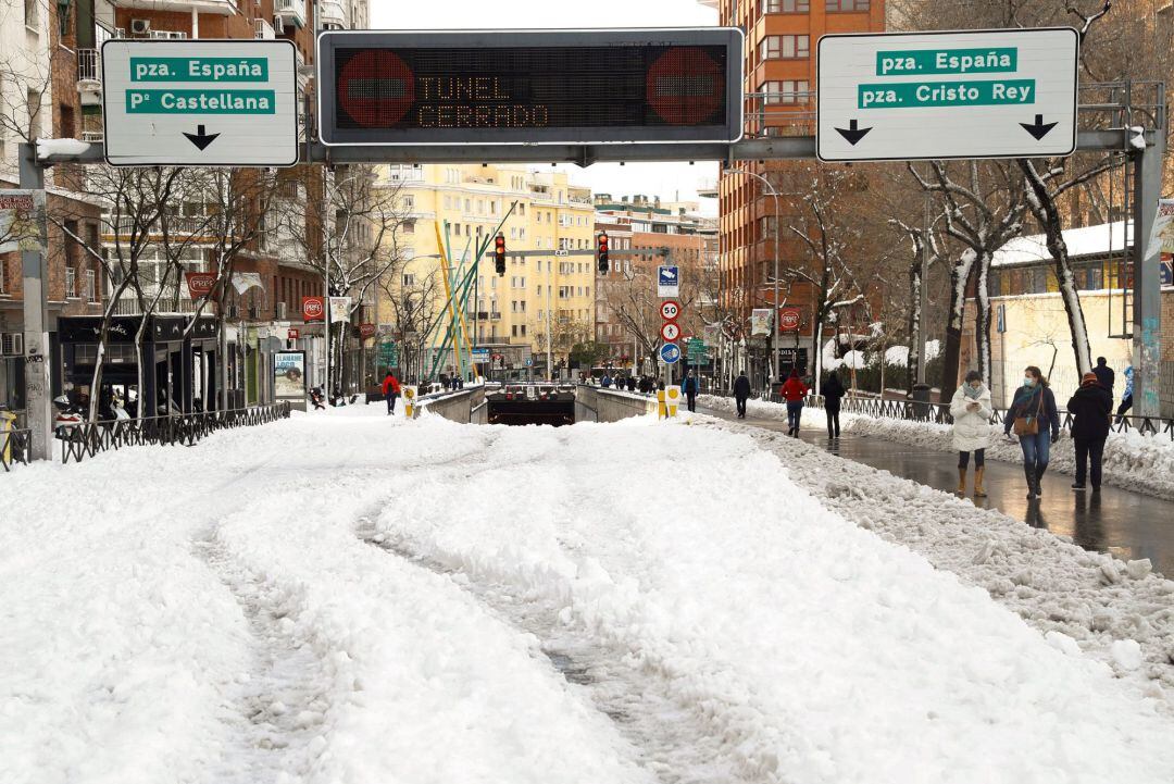 Acceso cubierto de nieve a un túnel urbano en Madrid que continúa cerrado tras el paso del temporal Filomena. 