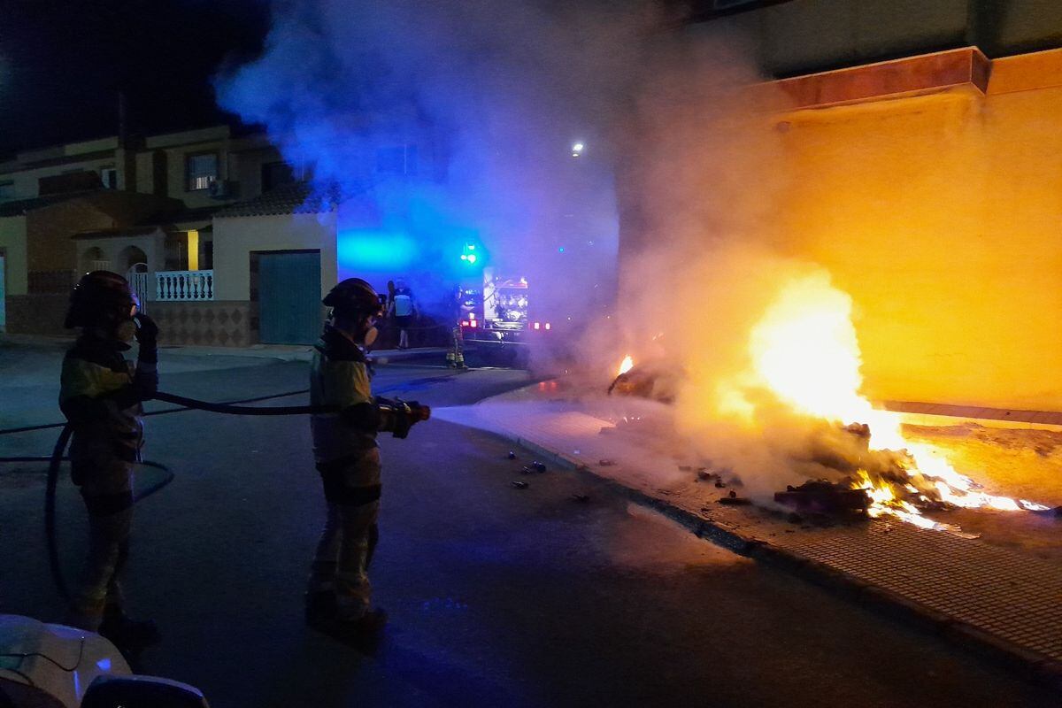 Los bomberos durante una de las actuaciones