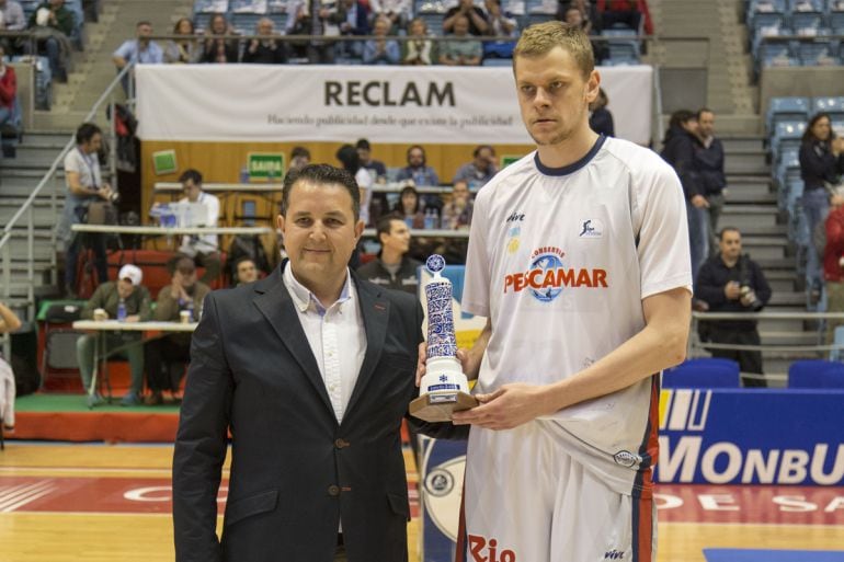 Bendzius con el Trofeo Estrella