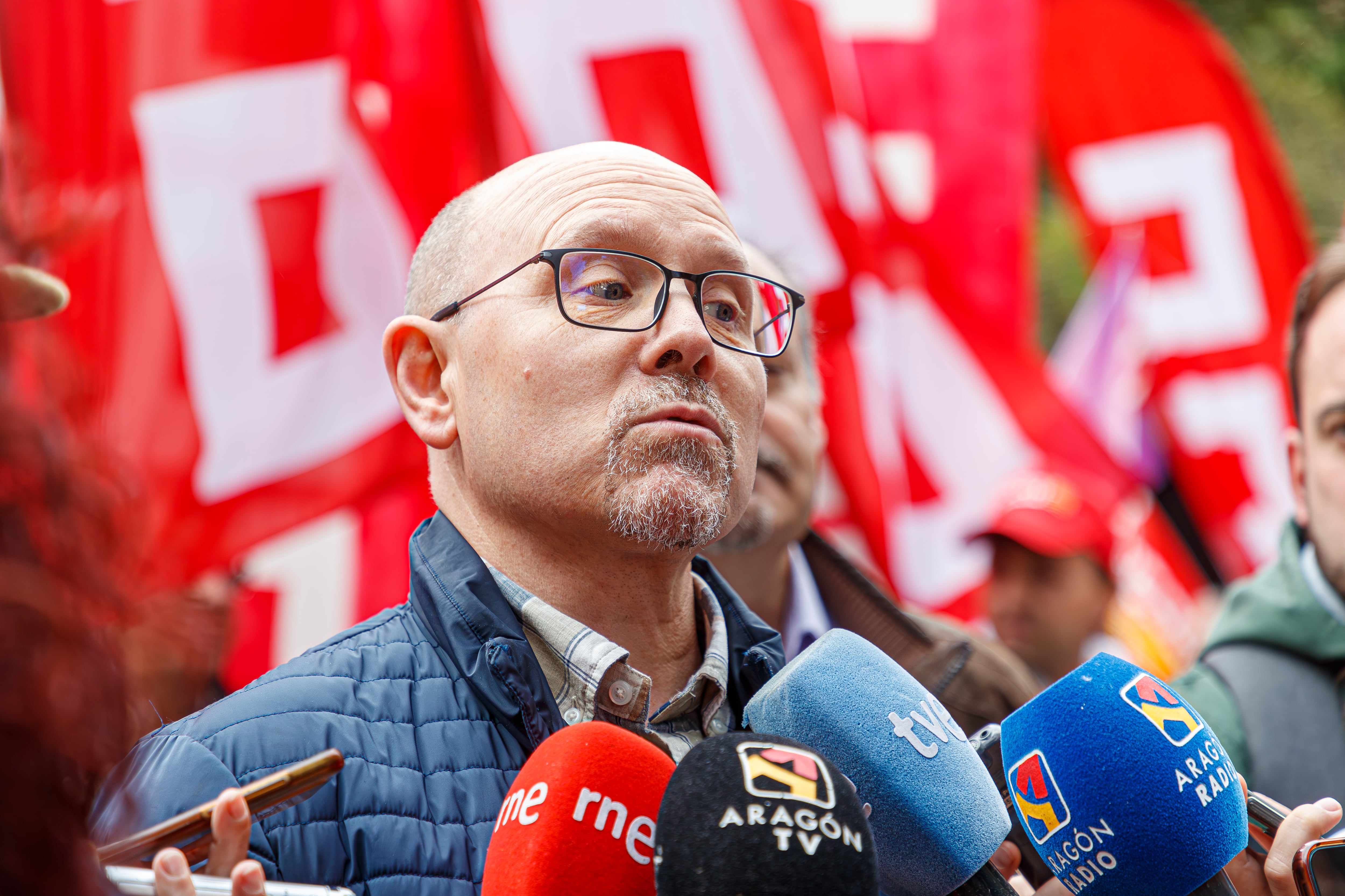 ZARAGOZA, 01/05/2024.- JManuel Pina, Secretario General de CCOO en Aragón atiende a la prensa durante la manifestación convocada por los dos grandes sindicatos, CCOO y UGT, este miércoles en Zaragoza, en un Primero de Mayo que tiene como lema &#039;Por el pleno empleo: reducir jornada, mejorar salarios&#039;.EFE/JAVIER BELVER
