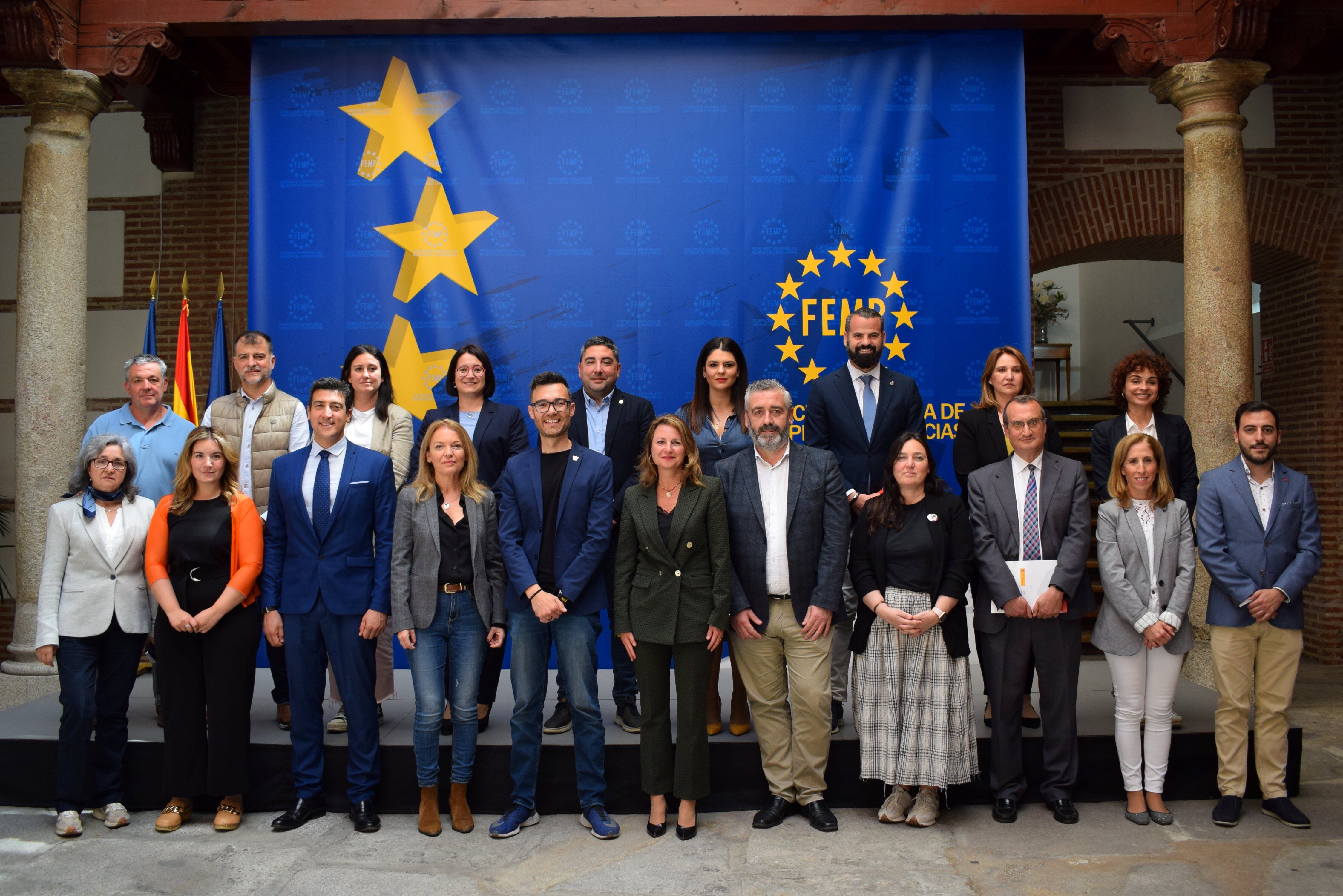 Foto de familia de los miembros de la comisión de educación de la FEMP: Foto: Ayuntamiento de Binéfar