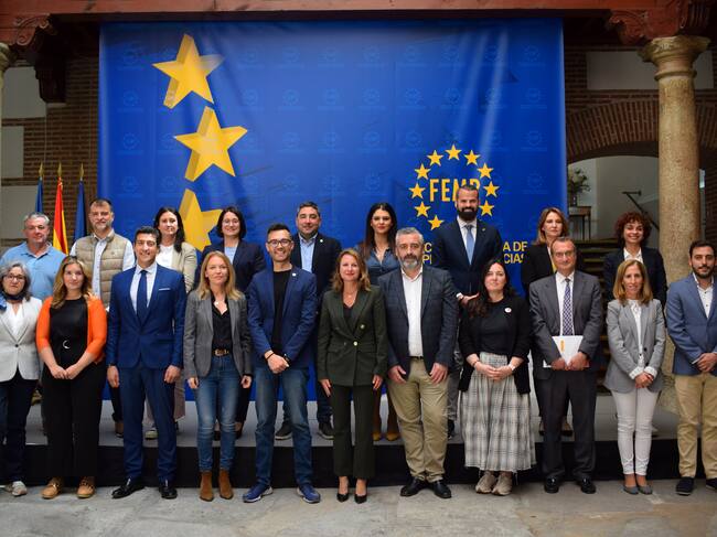 Foto de familia de los miembros de la comisión de educación de la FEMP: Foto: Ayuntamiento de Binéfar