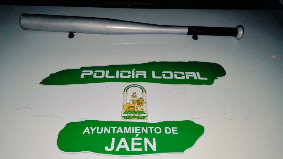 El bate intervenido por la policía local 