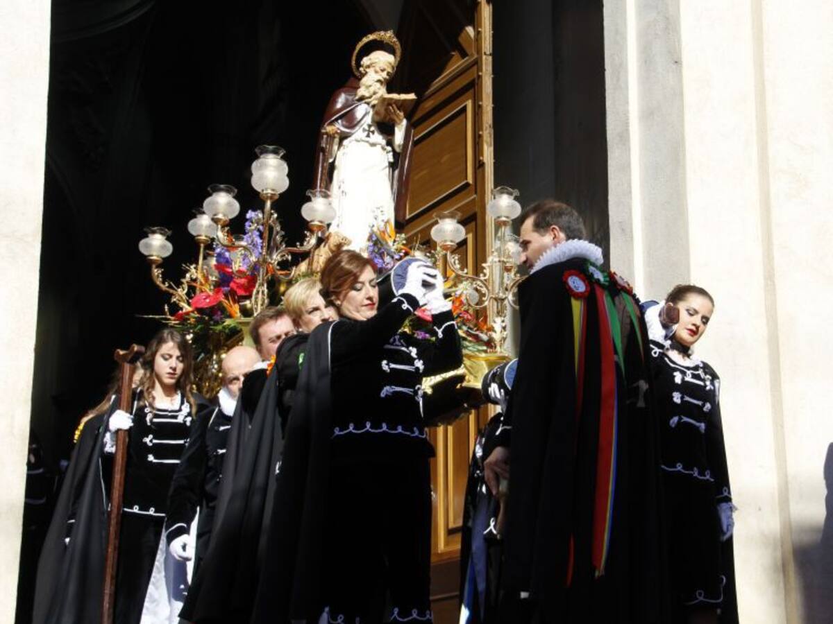 San Antón vuelve a su ermita y las fiestas se terminan