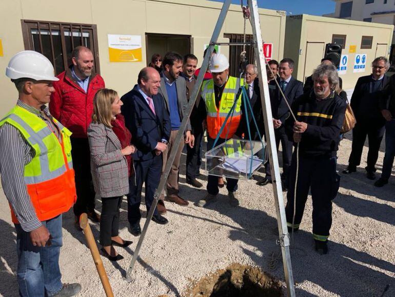 El acto de la primera piedra del Parque de Bomberos de Tarifa ha tenido lugar este jueves.