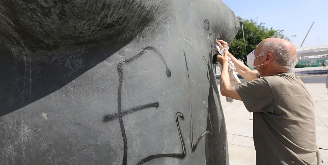 El pintor y escultor Antonio López repara una pintada sobre La Mujer de Coslada