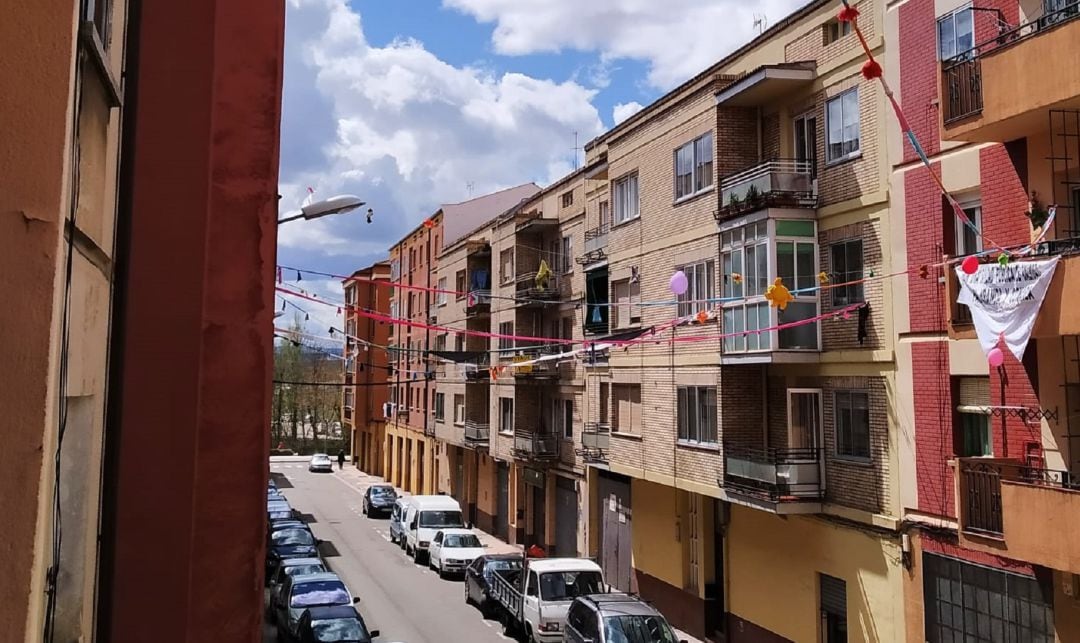 El barrio de Santa Catalina de Aranda se ha sumado desde balcones y ventanas a la conmemoración del Día Mundial de la Salud