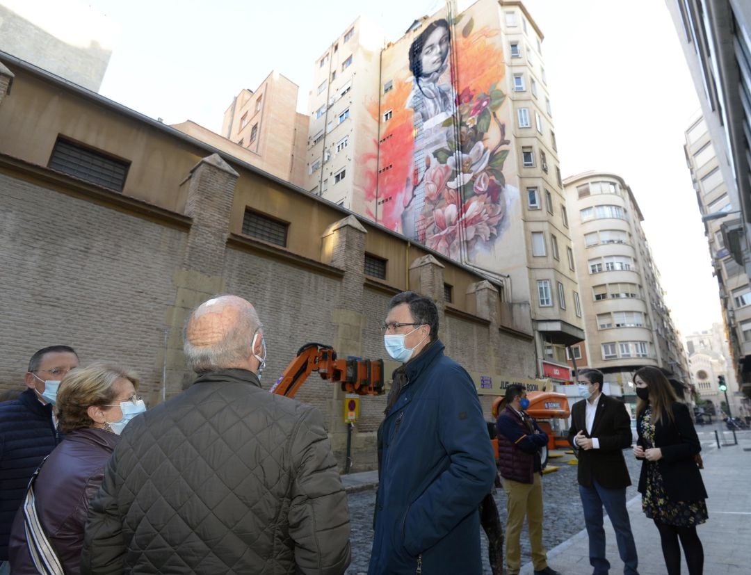 José Ballesta: “El arte urbano se alía con una de las tradiciones más características de Murcia, el oficio de las flores, para dar forma a un mural de 32 metros de altura, creado por la artista internacional Lula Goce”