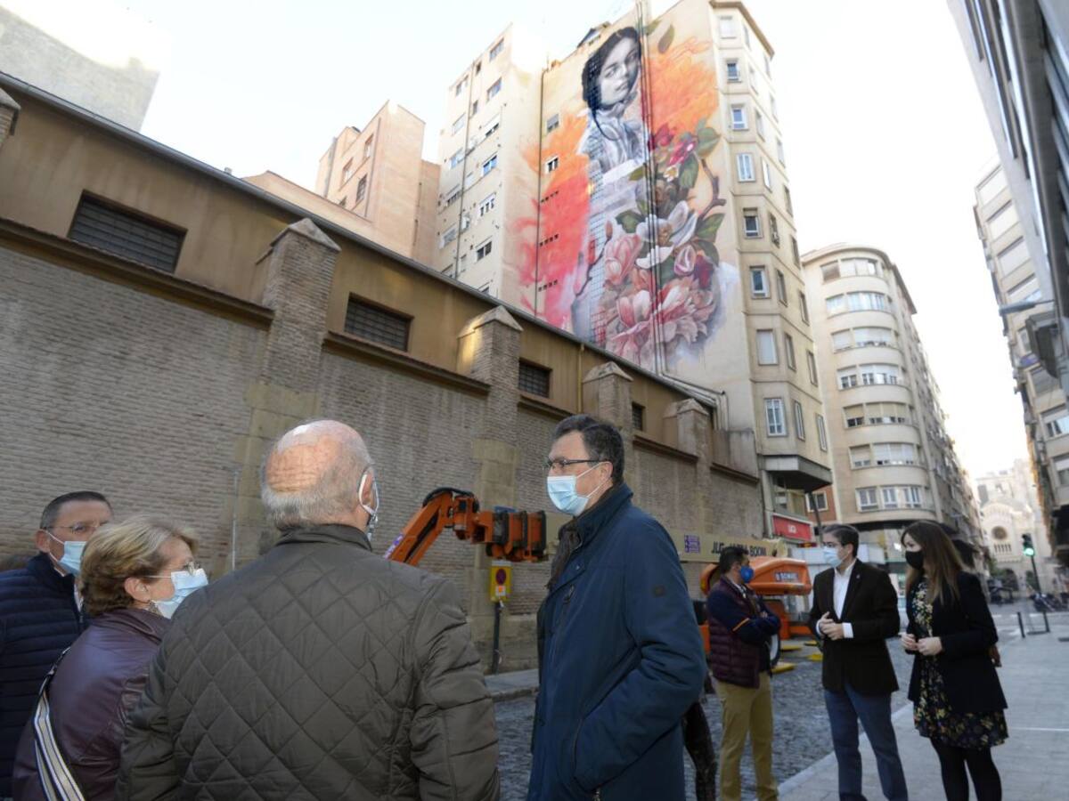 Una monumental mujer murciana envuelta en flores contempla desde hoy la plaza Santa Catalina