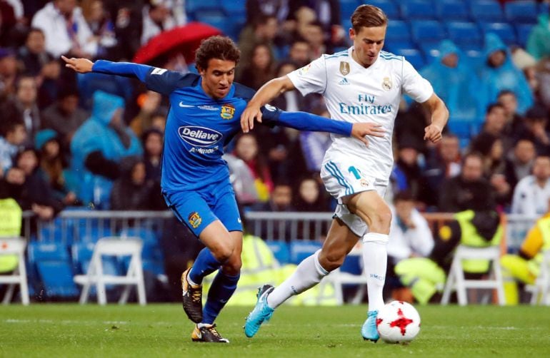 El centrocampista del Fuenlabrada Luis Milla (i), pelea un balón con el centrocampista del Real Madrid, Marcos Llorente