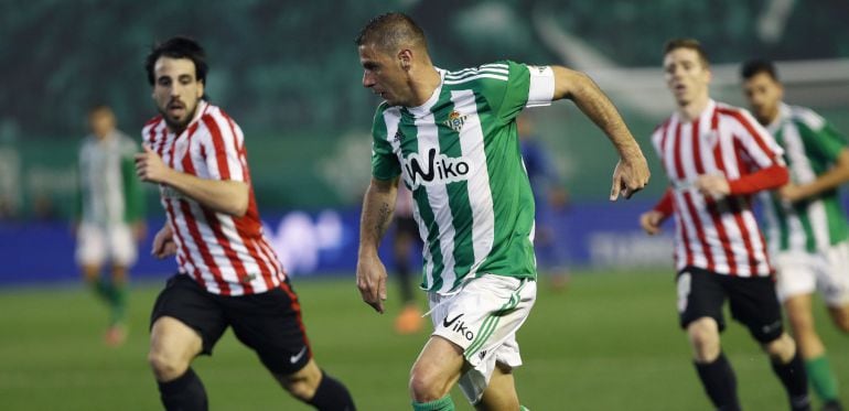 El centrocampista del Real Betis Joaquín Sánchez (c), seguido por el centrocampista Beñat Etxebarria (i), del Athletic Club de Bilbao, durante el partido de la decimoquinta jornada de Liga en Primera División que se juega esta noche en el el estadio Benit