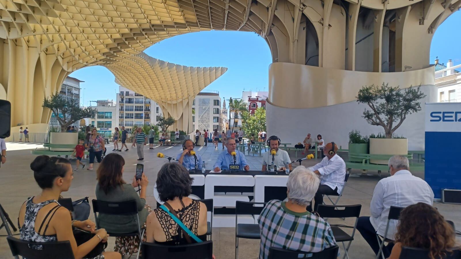 Alfonso Gómez de Celis, Salomón Hachuel, Juanlu Sánchez y Manuel Marchena con el público que se acercó a ver el programa