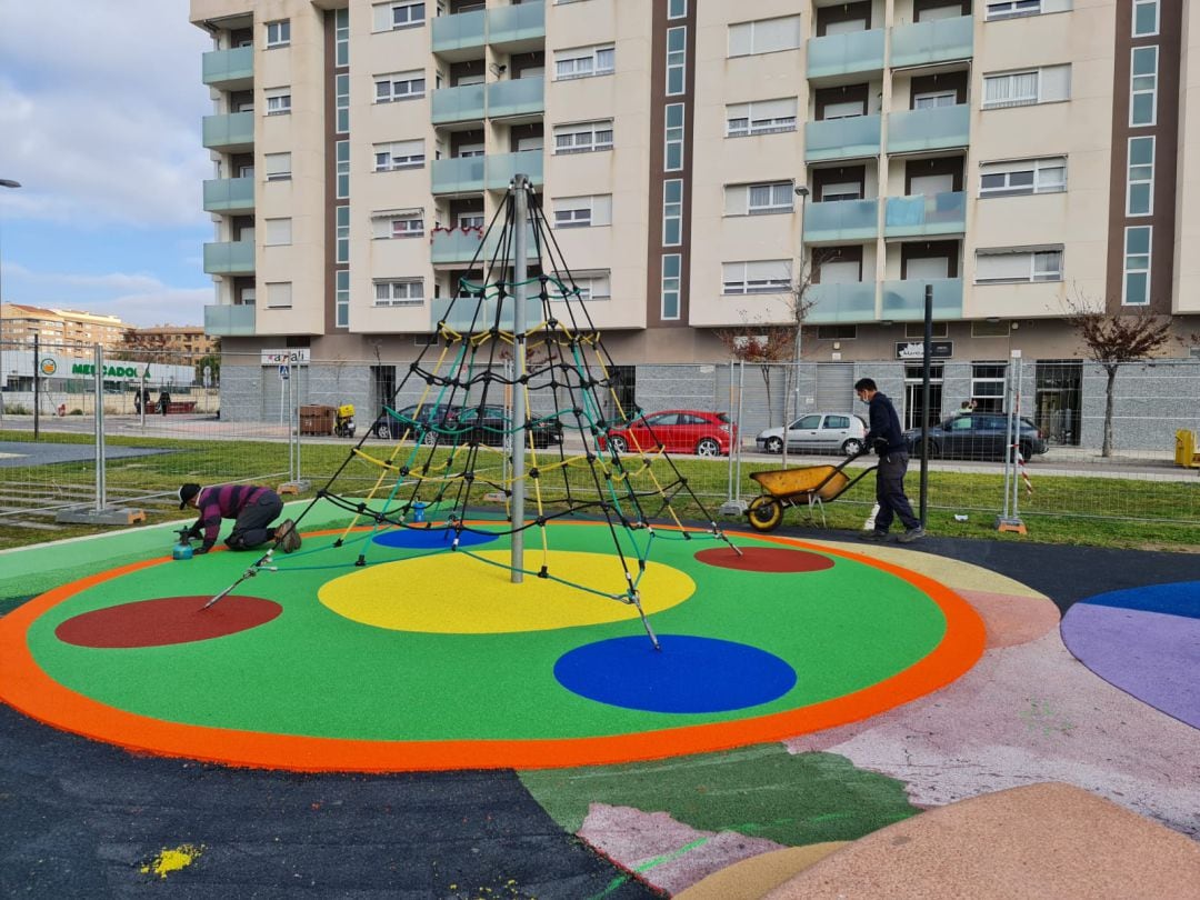 Renovación del caucho de juegos infantiles en Elda 