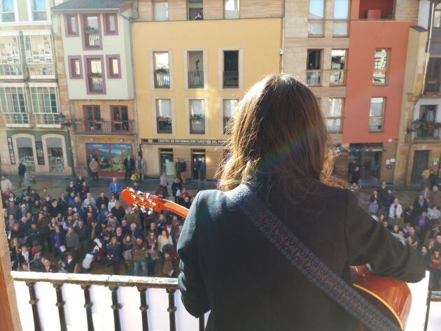 Marisa Valle roso desde el balcón del ayuntamiento