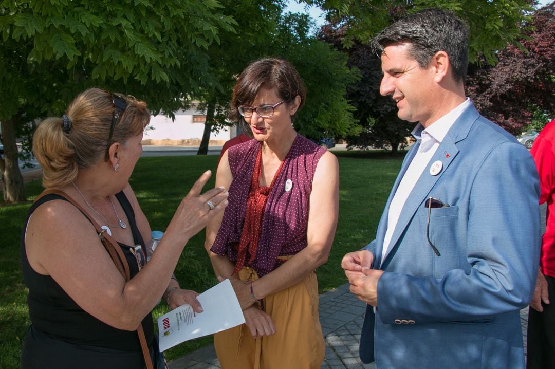 Amparo Pernichi y Pedro García en campaña