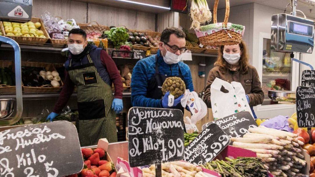 Imágen de un supermercado aplicando medidas de seguridad contra el coronavirus