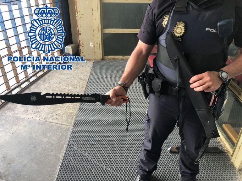 Un agente de la Policía Nacional porta el machete inacutado en Loreto