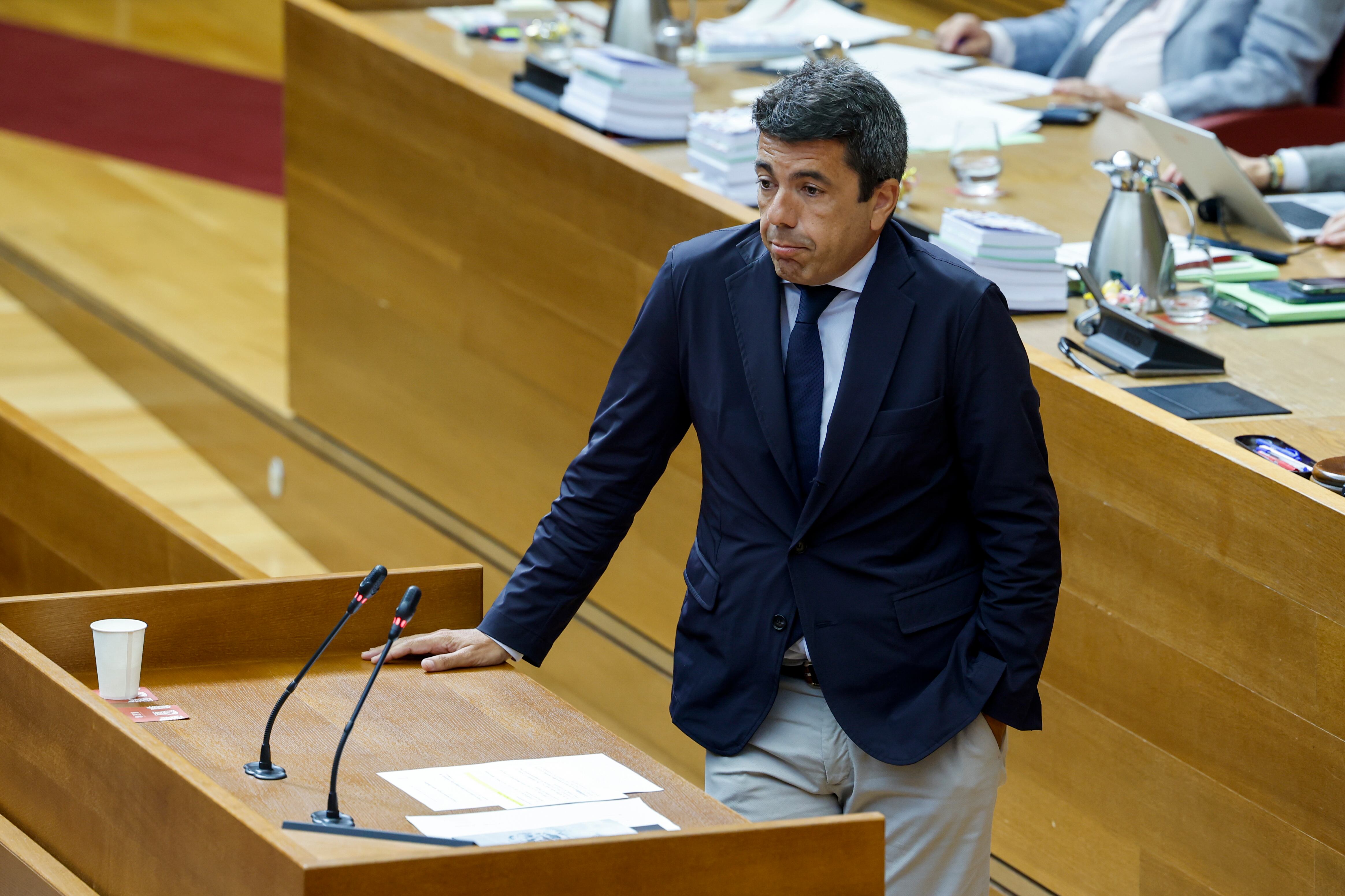 El president de la Generalitat, Carlos Mazón, reacciona durante el pleno de Les Corts Valencianes en el que responde a preguntas de los grupos parlamentarios sobre su gestión de la dana del 29 de octubre y sobre la Conferencia de Presidentes celebrada el pasado viernes en Barcelona.