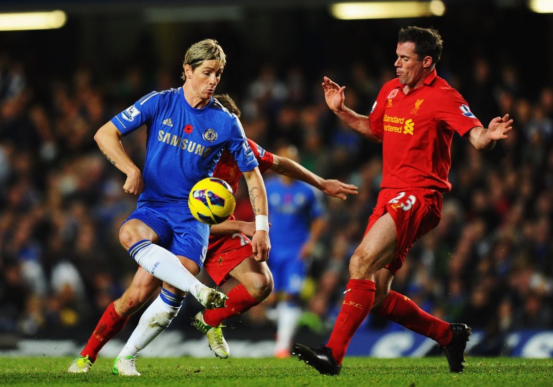 Torres y Carragher disputan un balón. 