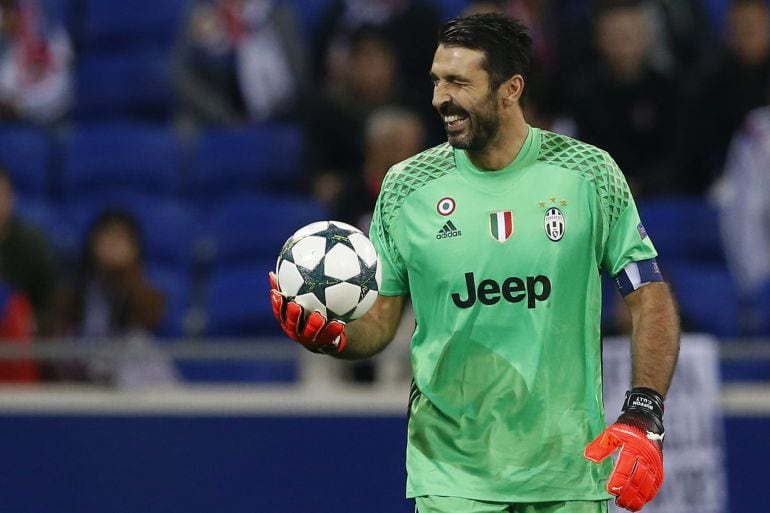 Buffon, con la pelota del partido